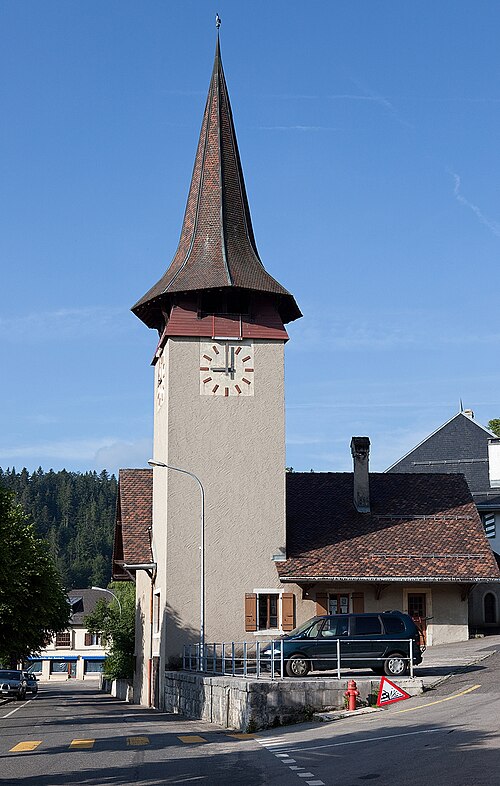 approx. 09:00 (or 09:00) displayed on clock/watch